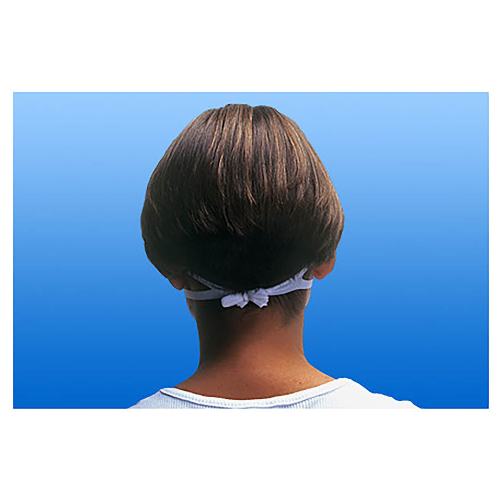 Rückansicht einer Person mit Nasenverband. Weißes Band am Hinterkopf gebunden.