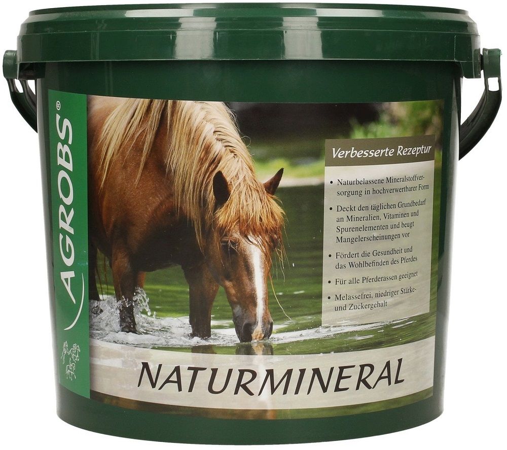 Grüner Eimer mit Etikett. Aufschrift: AGROBS, NATURMINERAL. Bild: Pferd im Wasser. Text: Verbesserte Rezeptur.