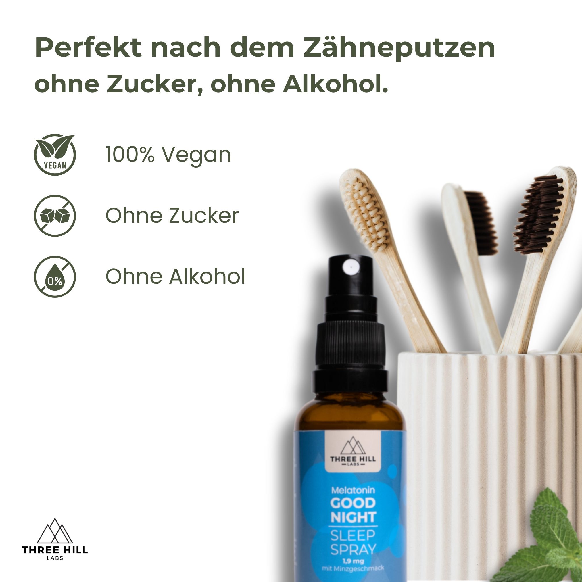 Sprühflasche neben Zahnbürsten. Text: Melatonin Good Night Sleep Spray. Vegan, zuckerfrei, alkoholfrei. Hintergrund: Zahnbürsten.