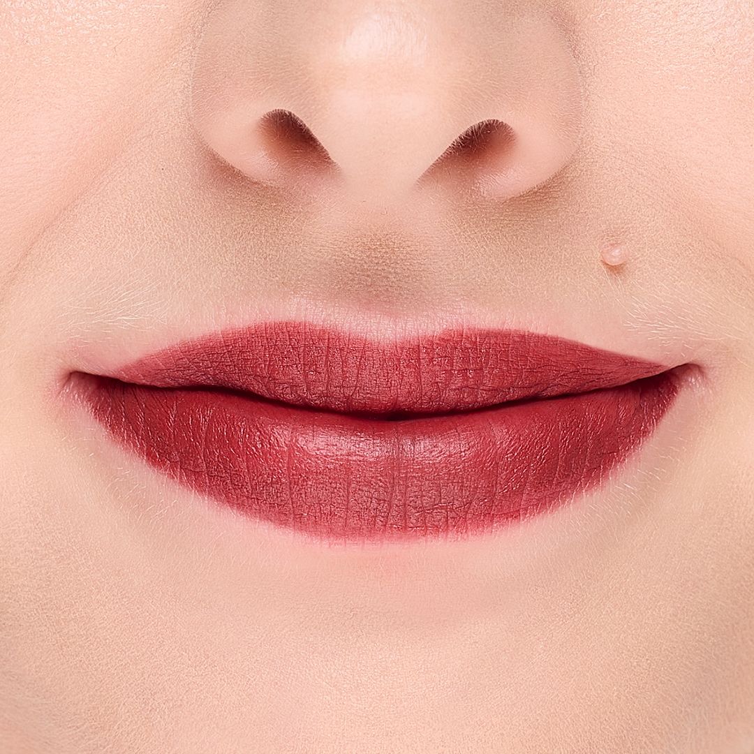 Voll aufgetragene Lippen in einem matten Rotbraun mit Cosline Lipliner 201.