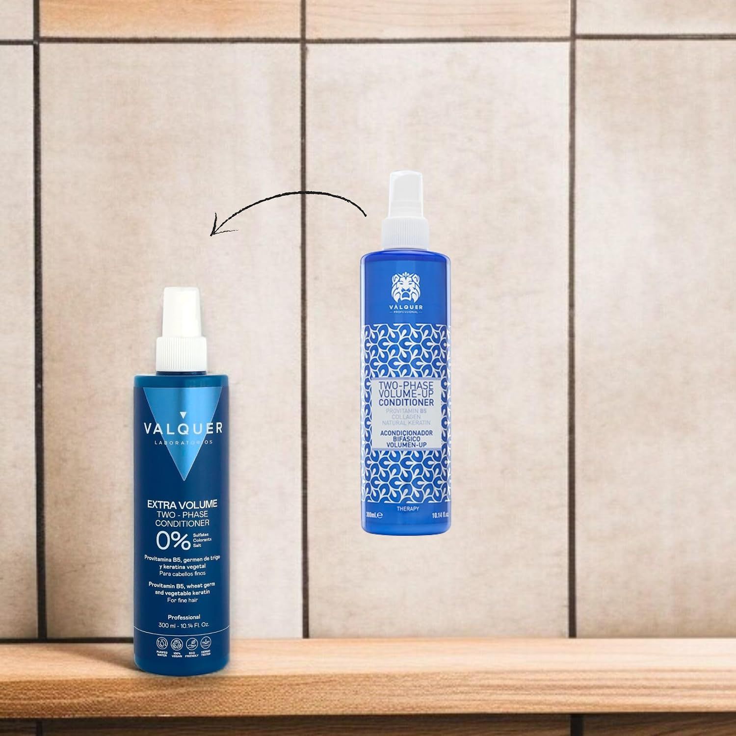 Zwei blaue Valquer Sprühflaschen für Haare auf einem Regal. Eine Flasche wird durch einen Pfeil angedeutet.