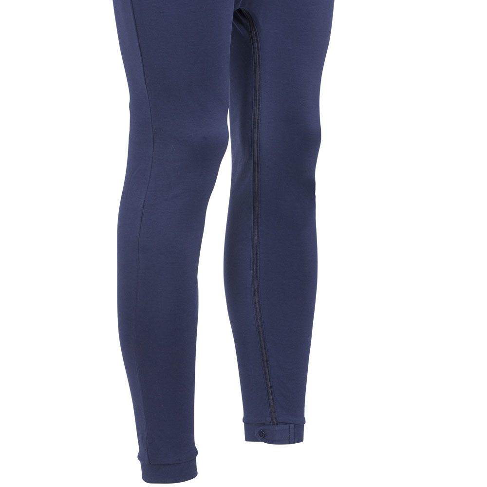 Nahaufnahme der Beine eines blauen Pflegeoveralls. Die Nähte sind sichtbar.