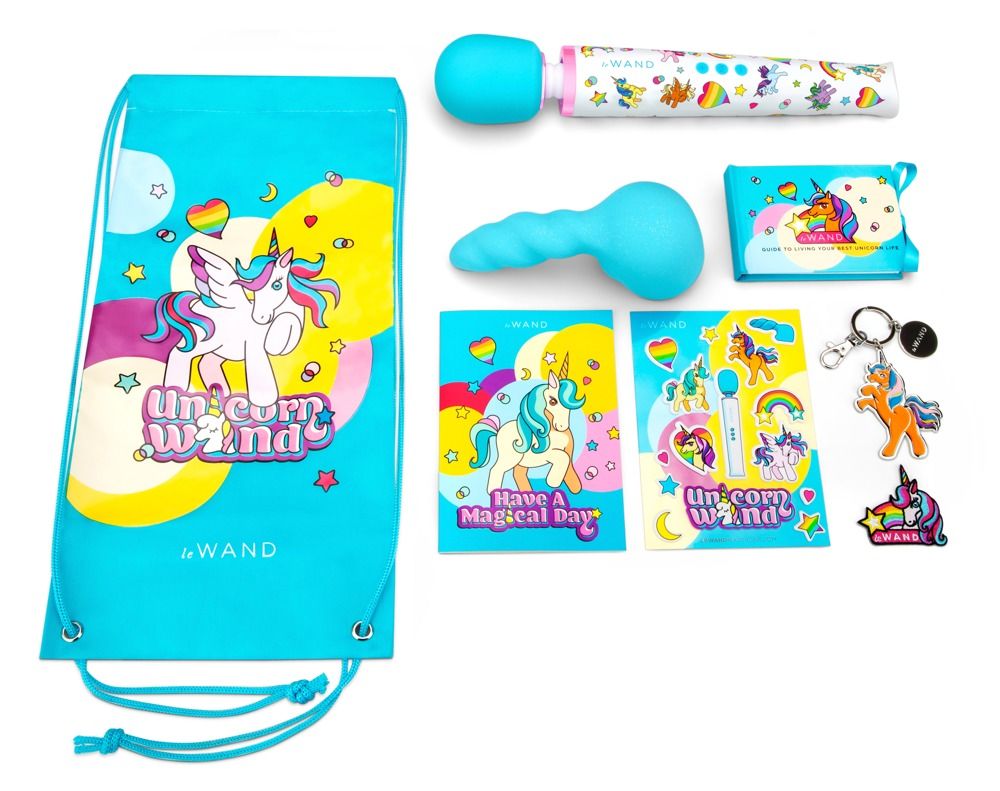 Blaues Set mit Massagegerät, Beutel, Karten und Anhängern. Das Massagegerät hat ein Einhorn-Design. Auf dem Beutel steht "Unicorn Wand".
