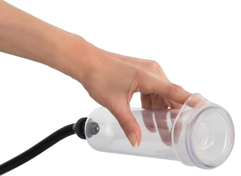 Hand berührt transparenten Zylinder. Schwarzer Schlauch und Pumpe sind verbunden. Der Zylinder hat eine Öffnung.