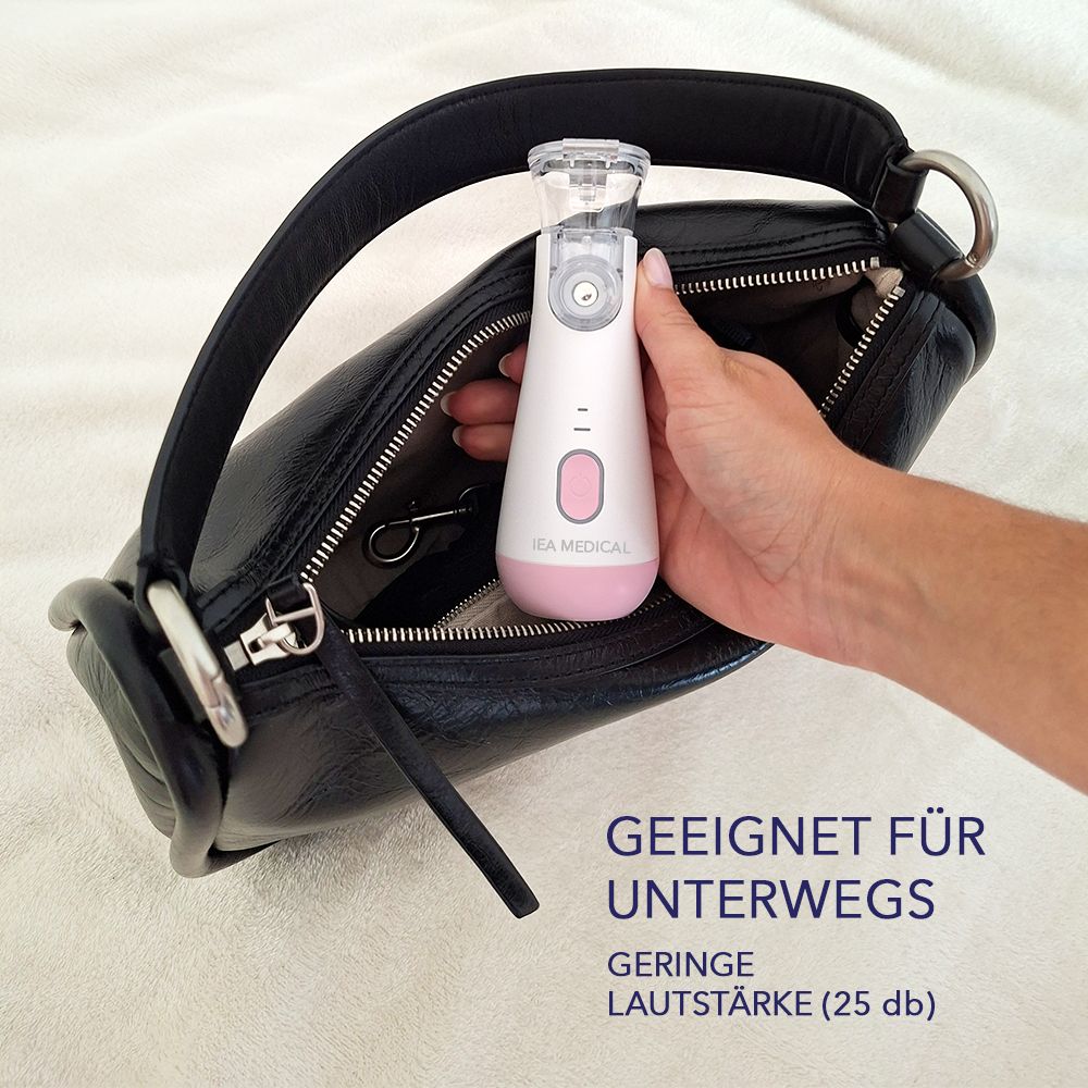 Weiß-rosa Inhalationsgerät in einer Handtasche. Text: Geeignet für unterwegs, geringe Lautstärke (25 dB). IEA MEDICAL-Logo.