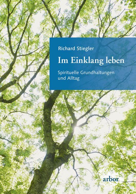 Buchcover mit Titel "Im Einklang leben". Autor Richard Stiegler. Blauer Balken mit Titel und Autor vor Baumkronen. Verlag arbor.