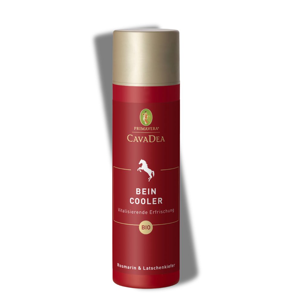 Rote Flasche mit goldfarbenem Deckel. Etikett mit Produktname, Logo und Bio-Siegel. Text: Bein Cooler, Rosmarin & Latschkienter.