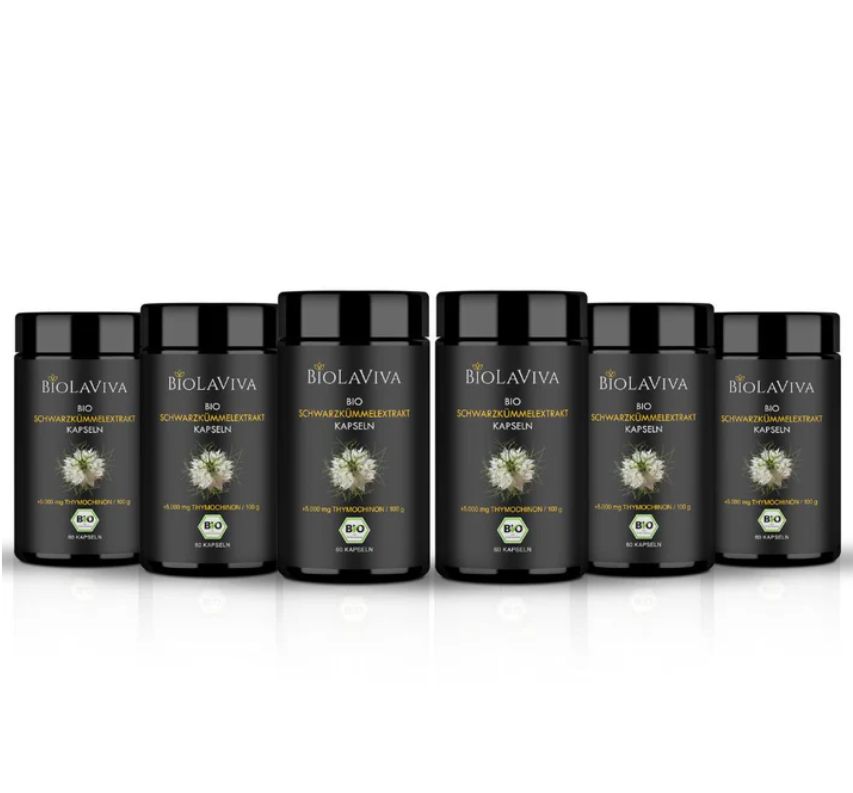 Sechs schwarze Flaschen mit Kapseln. Aufschrift: BIOLAVIVA, BIO-Schwarzkümmel-Extrakt Kapseln. BIO-Siegel.