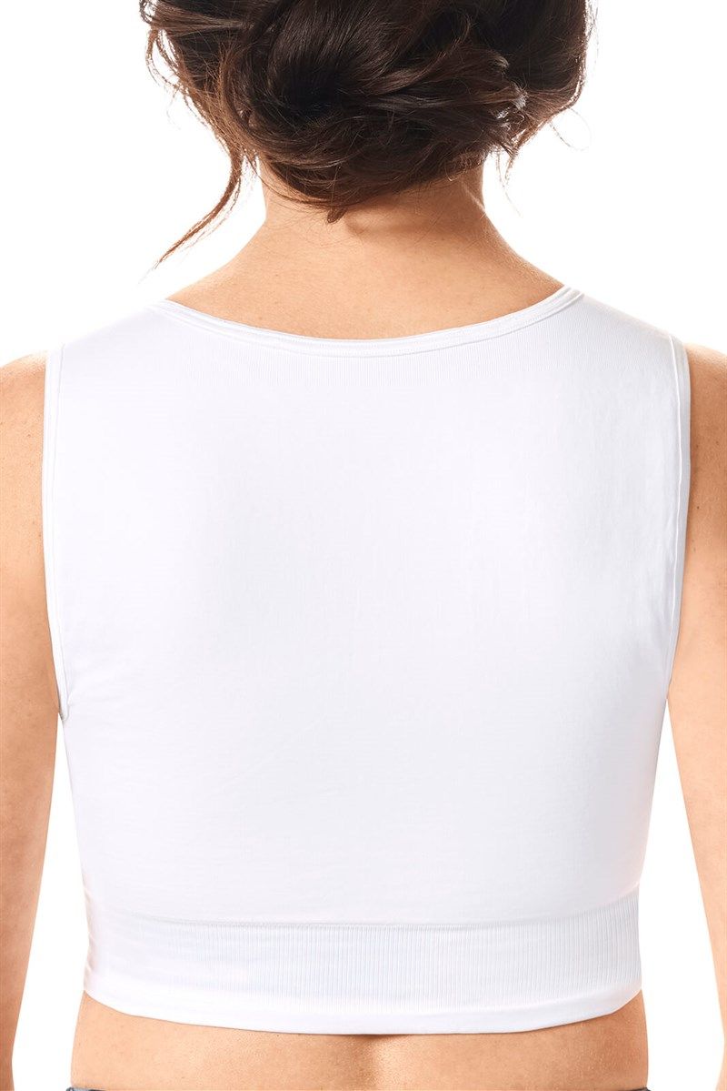 Weißes, ärmelloses Oberteil mit rundem Ausschnitt und breitem Bund. Rückansicht einer Frau.