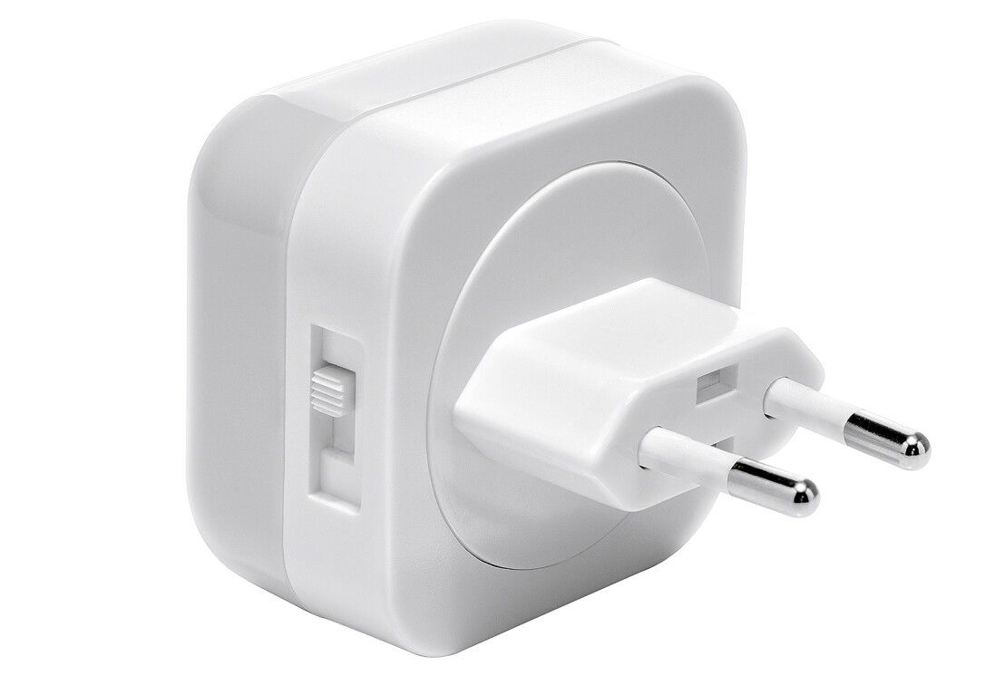 Weißes Nachtlicht mit Stecker. Schalter an der Seite. Quadratische Form. Marke: reer.