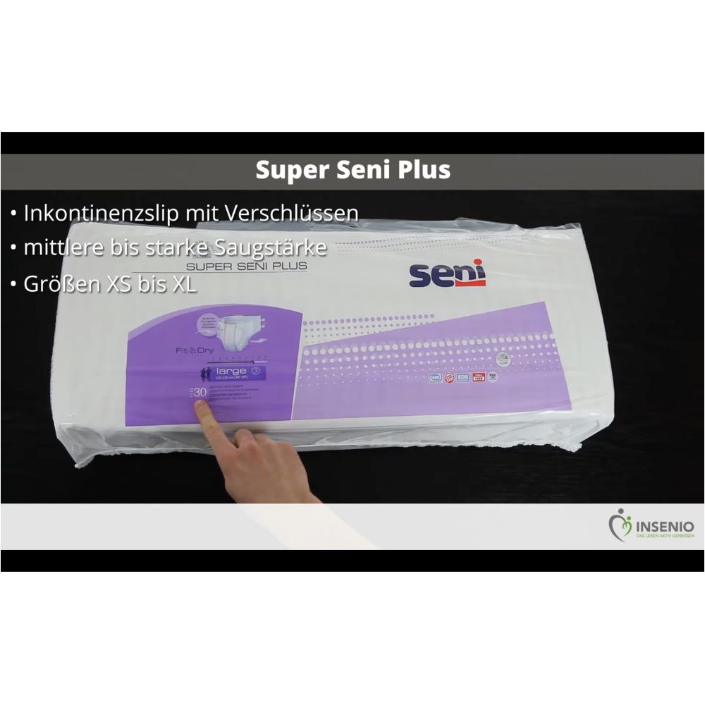 Verpackung von Super Seni Plus Inkontinenzslips. Seni-Logo und Produktname sichtbar. Hand zeigt auf Produktmerkmale.