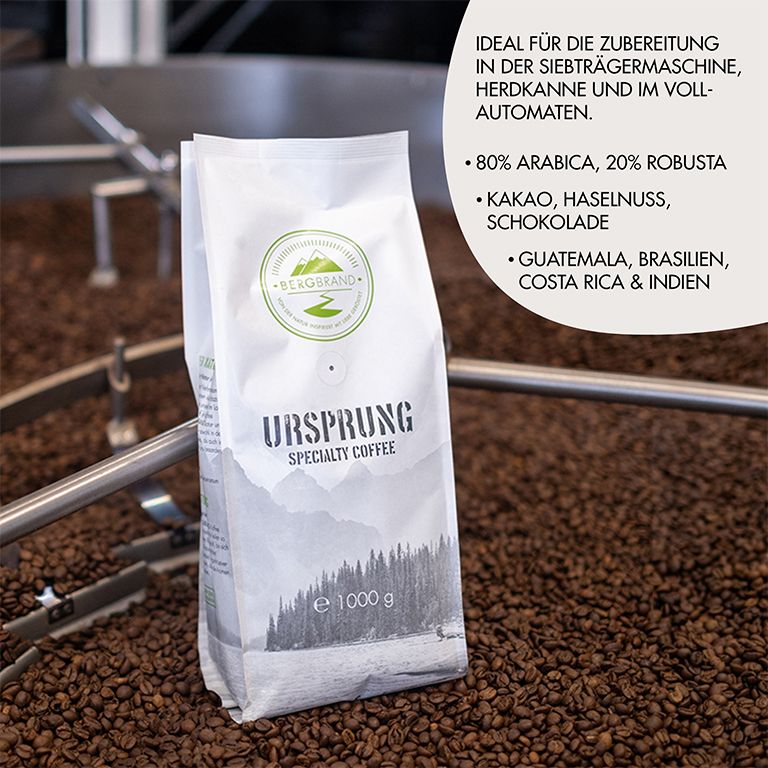 Kaffeebohnen-Verpackung. Weiß, mit Logo und Text. Auf Kaffeebohnen. Text: 80% Arabica, 20% Robusta.