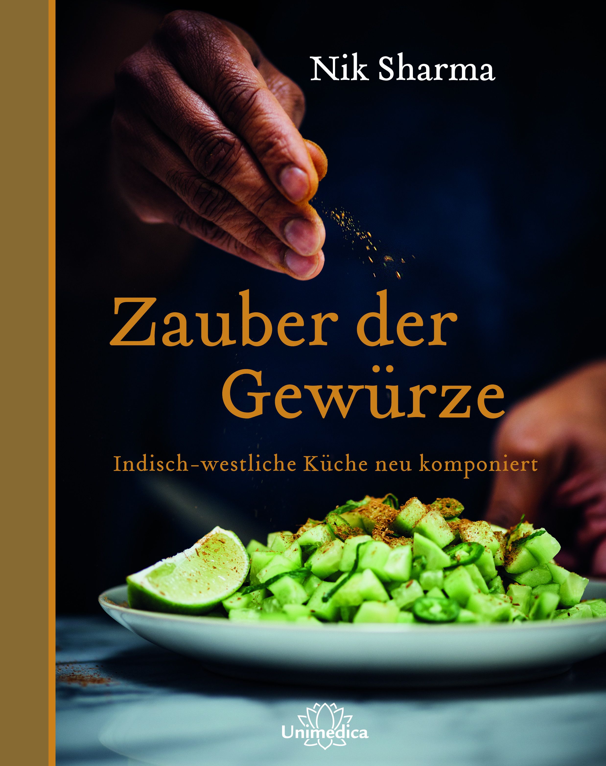 Buchcover mit Titel "Zauber der Gewürze". Hand streut Gewürze über Gericht. Autor: Nik Sharma. Logo Unimedica.