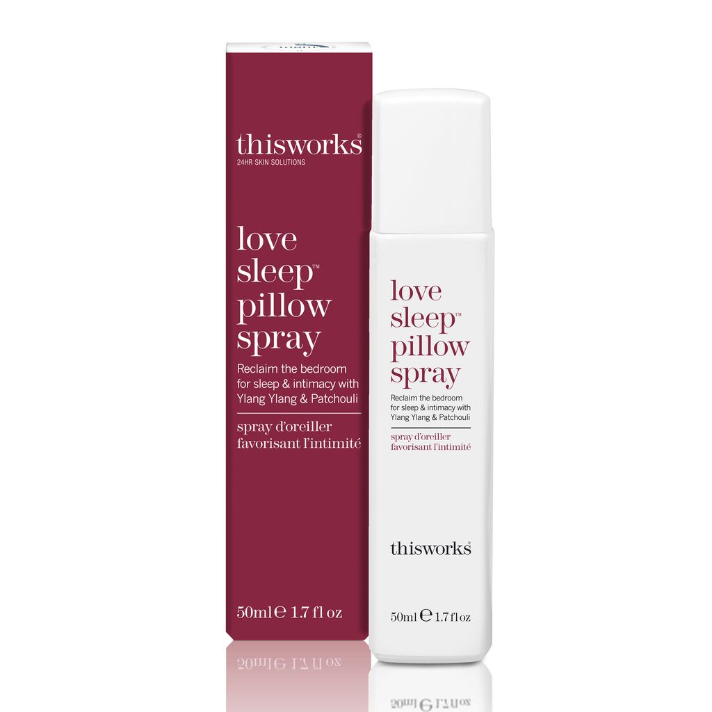 Weißes Spray mit roter Verpackung. Aufschrift: love sleep pillow spray. Marke: thisworks. Volumen: 50ml.