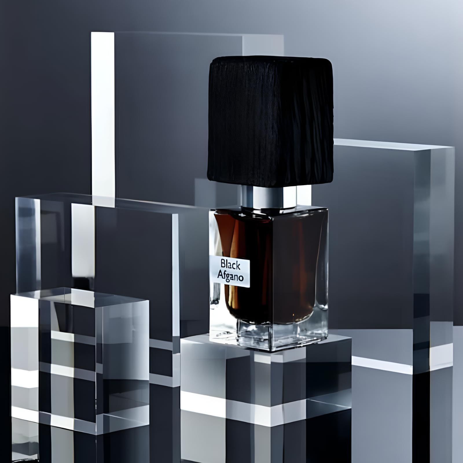 Nasomatto Black Afgano Eau de Parfum Unisex auf transparenten Blöcken.