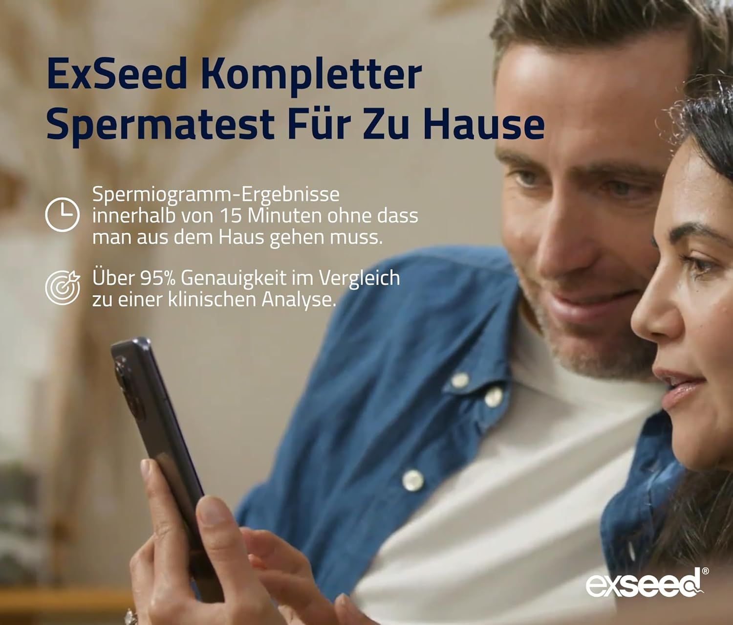 Paar betrachtet Smartphone. Text: ExSeed Kompletter Spermatest Für Zu Hause. Smartphone mit App-Anzeige.
