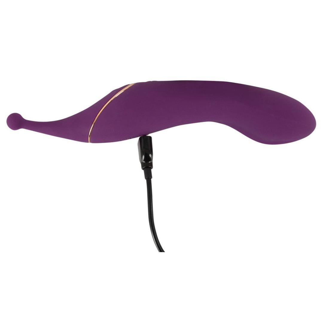 Lila Vibrator mit Ladekabel. Geschwungene Form, goldfarbene Akzente. Tropfenförmiger Kopf.