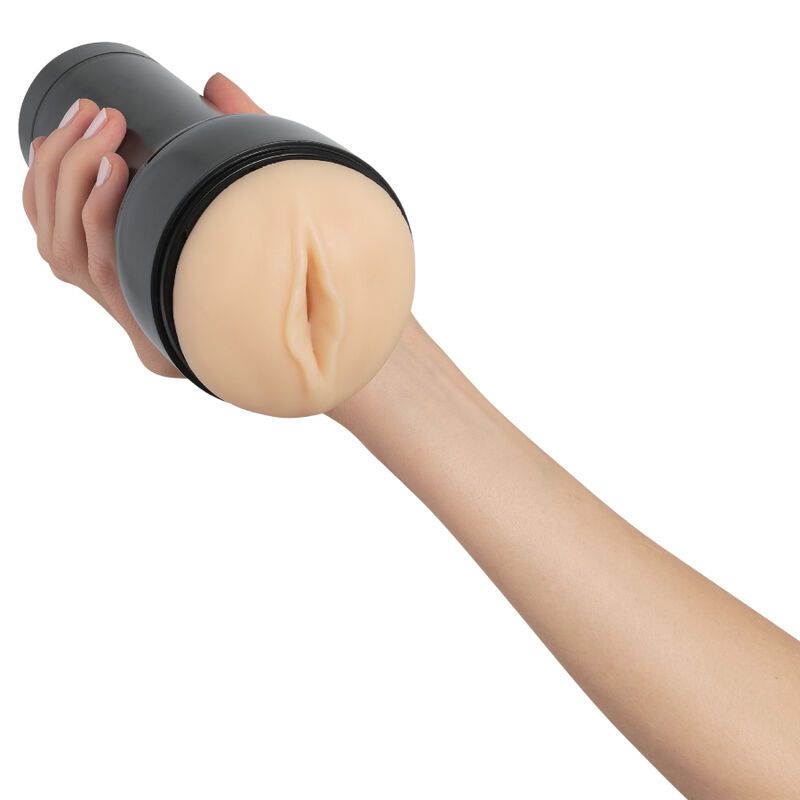 Hand hält einen schwarzen Masturbator mit hautfarbenem Innenteil.