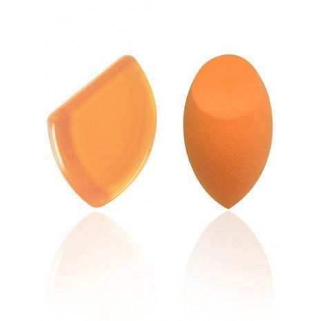 Zwei orangefarbene Make-up-Schwämme: ein spitzer Ei-Schwamm und ein flacher, segmentierter Schwamm.