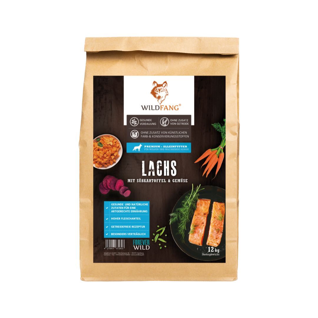 Papiertüte mit Trockenfutter. Text: Lachs mit Süßkartoffeln & Gemüse. Logo: WILDfang. 12 kg.