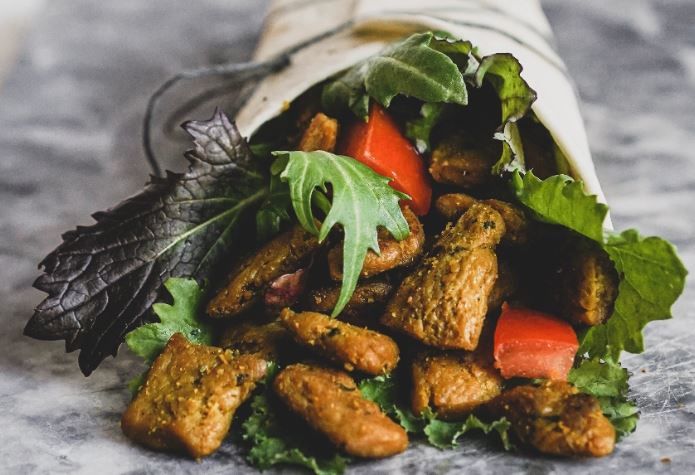 Wrap gefüllt mit Gemüse und Veggie Chunks. Nahaufnahme, Ansicht von oben.