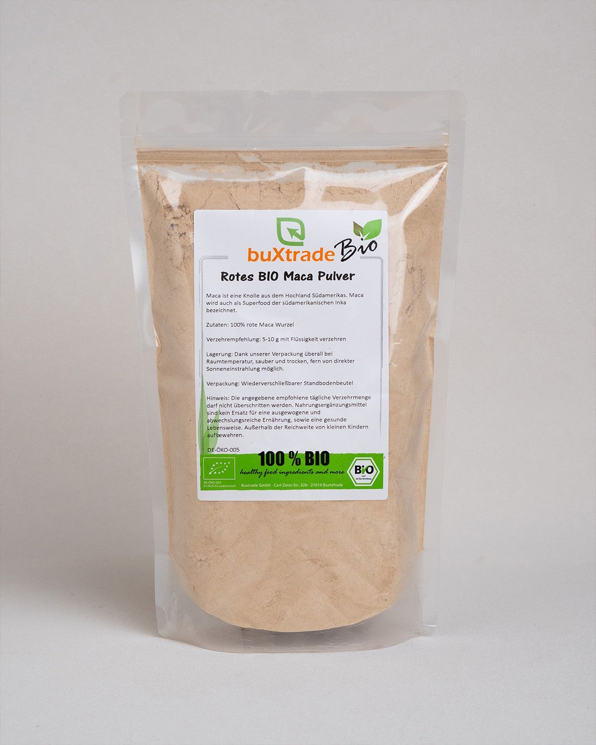 Transparente Verpackung mit braunem Pulver. Aufdruck: buXtrade Bio Rotes Maca Pulver. 100% BIO-Siegel.