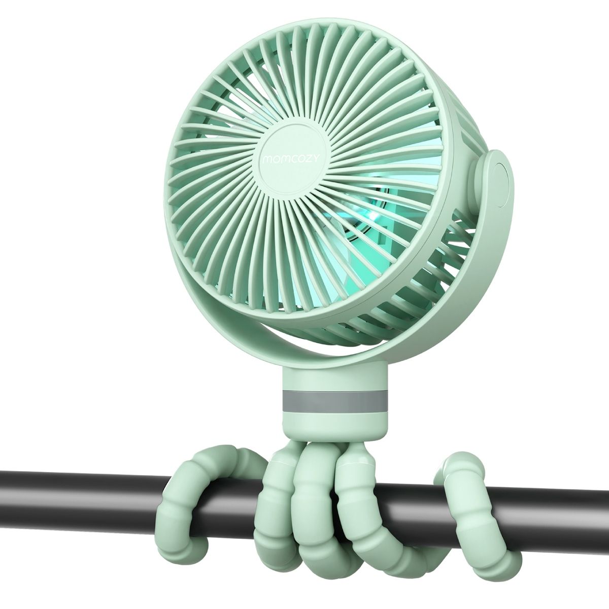 Tragbarer Ventilator, mintgrün. Flexibler Halter, am Rohr befestigt. Rundes Lüftergehäuse mit Lamellen. Momcozy-Logo sichtbar.