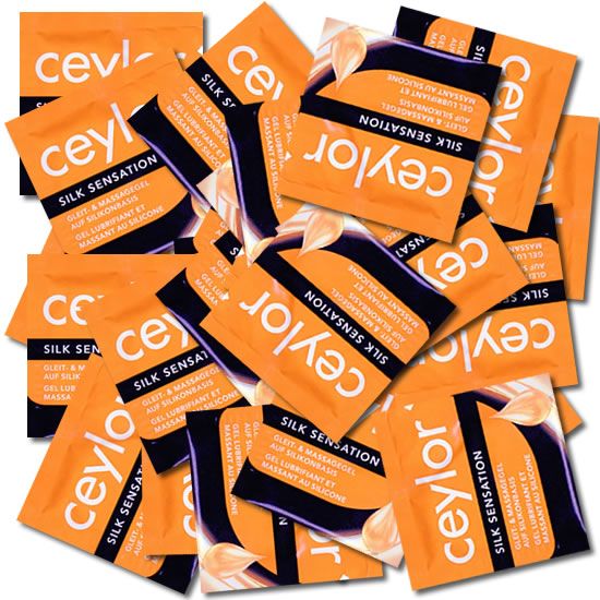 Mehrere kleine, orangefarbene Beutel. Aufdruck: Ceylor Silk Sensation, Gleit- & Massagegel.