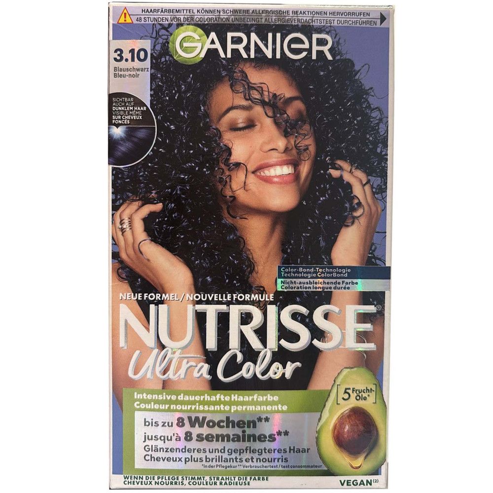 Garnier Nutrisse Ultra Color Haarfarbe. Verpackung mit Abbildung einer Frau mit lockigem Haar. Enthält Avocado-Öl. Vegan.