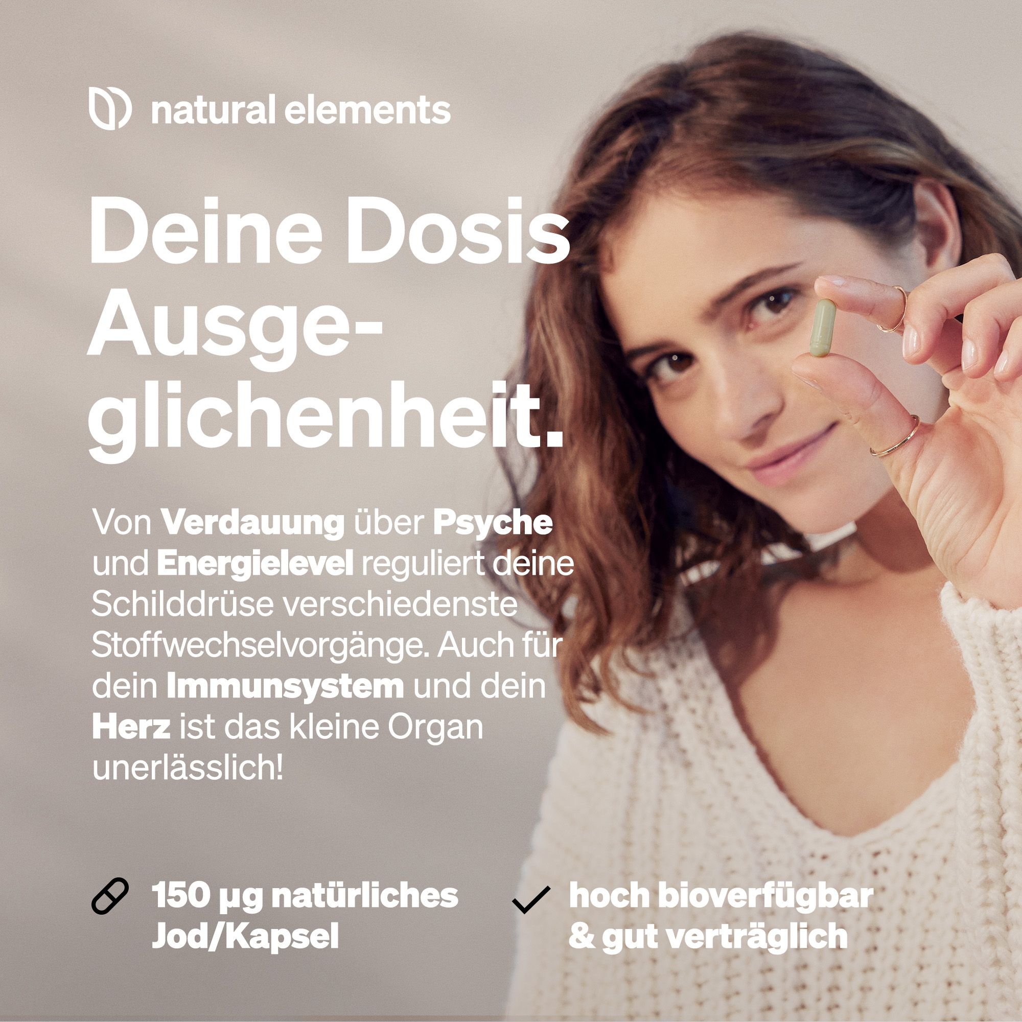 Frau hält Kapsel. Text: 150 µg natürliches Jod/Kapsel, hoch bioverfügbar & gut verträglich. Marke: natural elements.