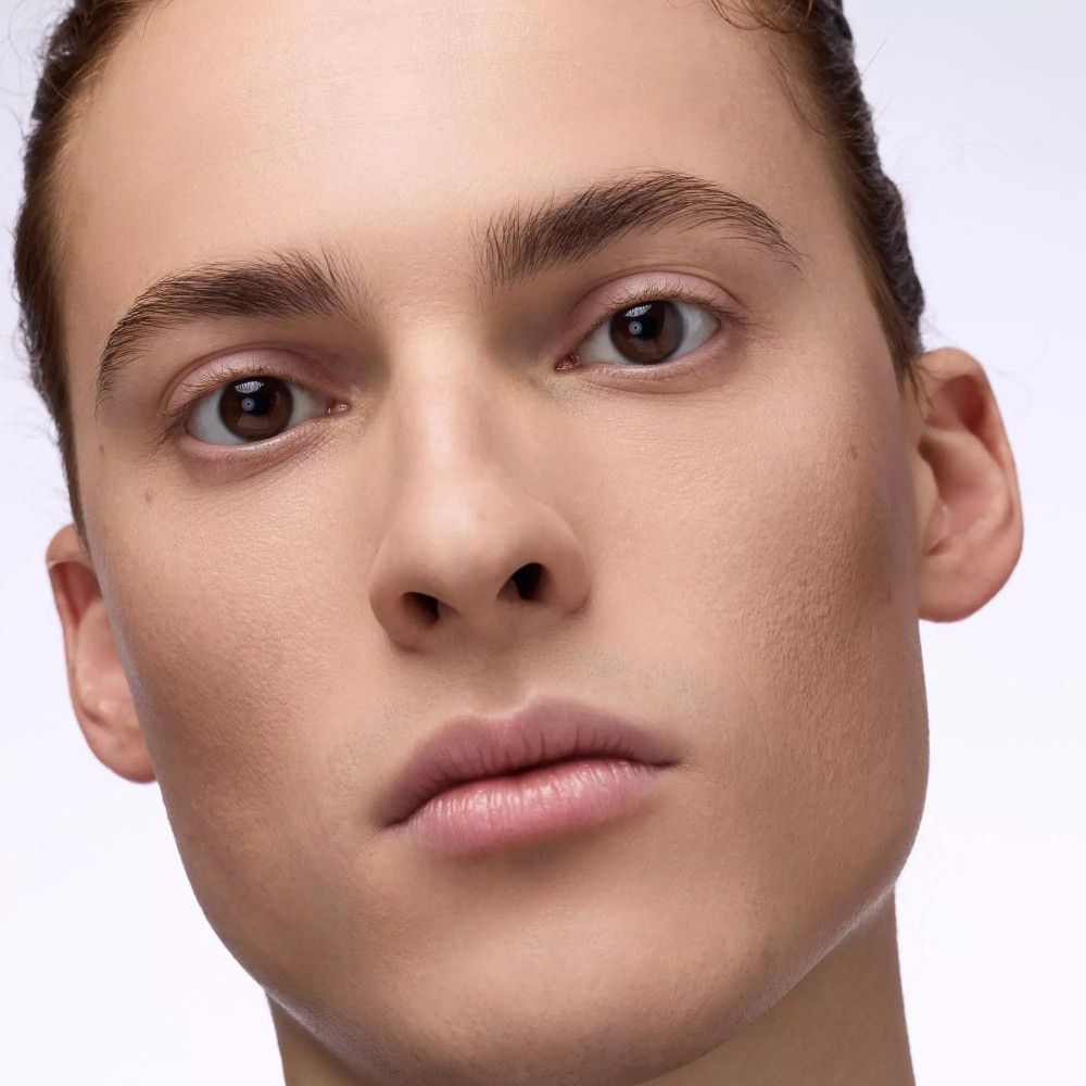 Nahaufnahme eines Mannes mit Make-up. Fokus auf das Gesicht.