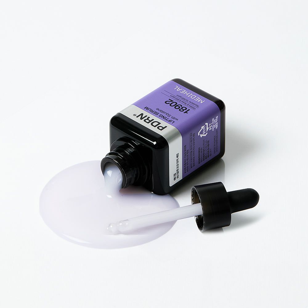 Serumflasche liegt. Serum fließt aus der Öffnung. Pipette daneben. Aufschrift PDRN Lifting Serum with Squalane. Marke MEDIHEAL.