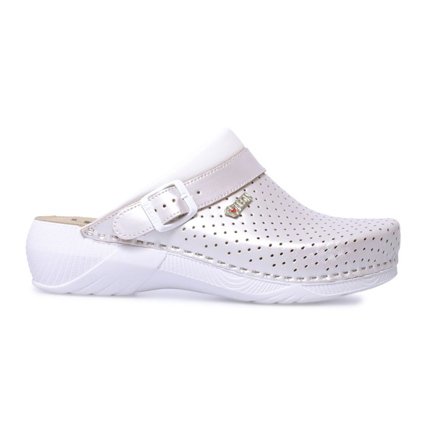 Perlweiße Leder-Pantolette mit Perforationen. Weißer Riemen mit Schnalle. Marke LEON.