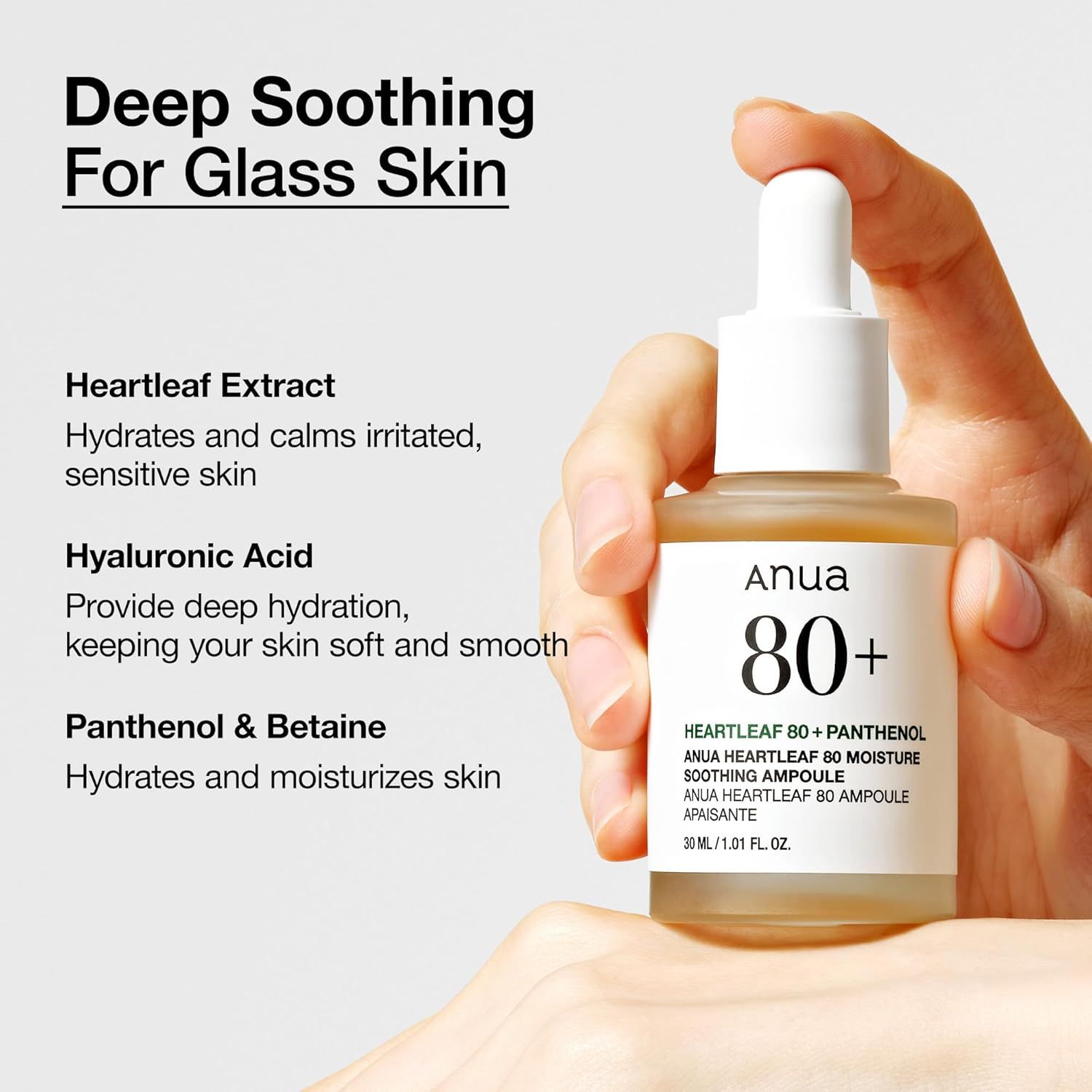 Hand hält Flasche mit Tropfer. Text: Anua 80+. Inhaltsstoffe: Heartleaf Extract, Hyaluronsäure, Panthenol & Betain.