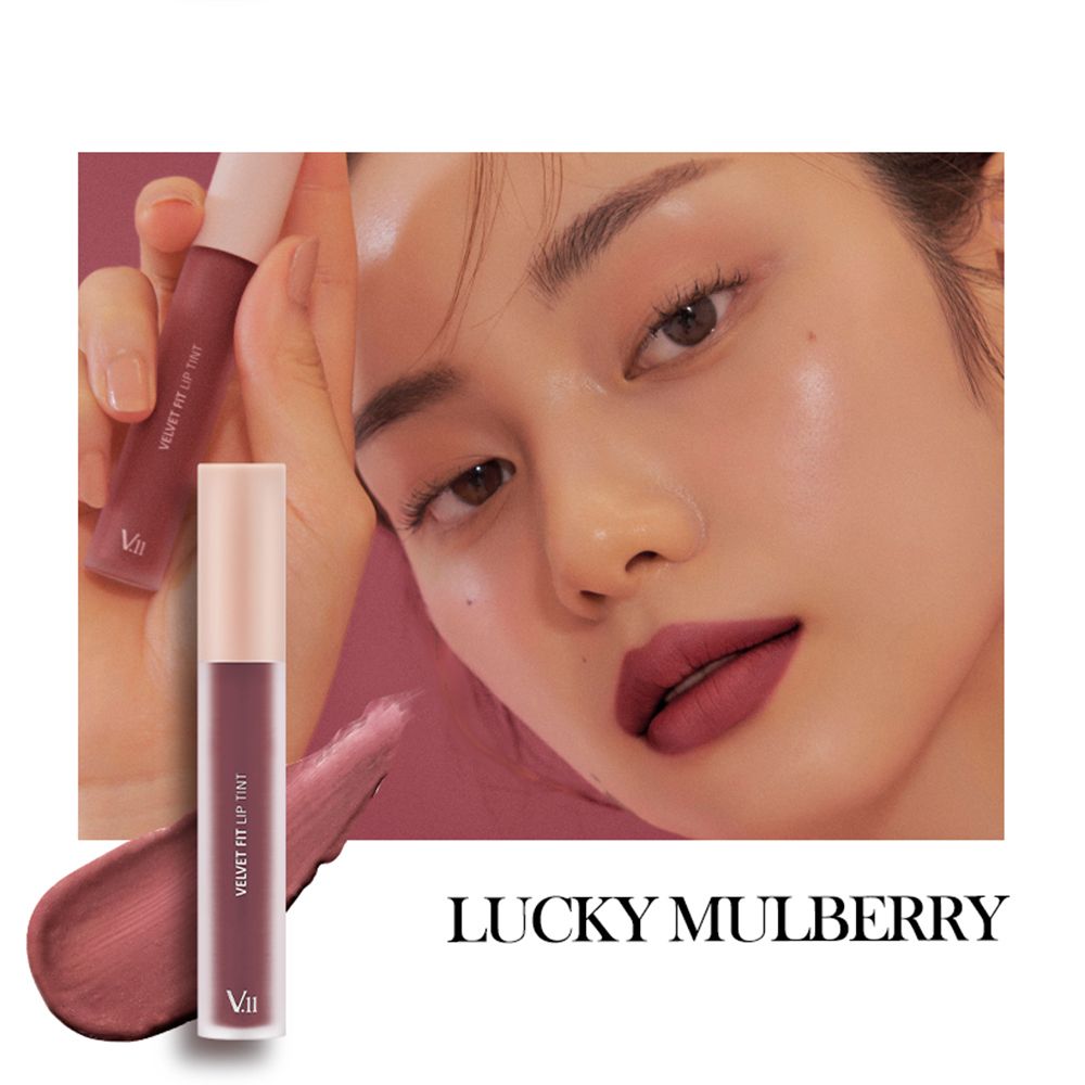 VILLAGE 11 FACTORY Velvet Fit Lip Tint. Frau mit Lippenstift. Produkt und Lippenfarbe.