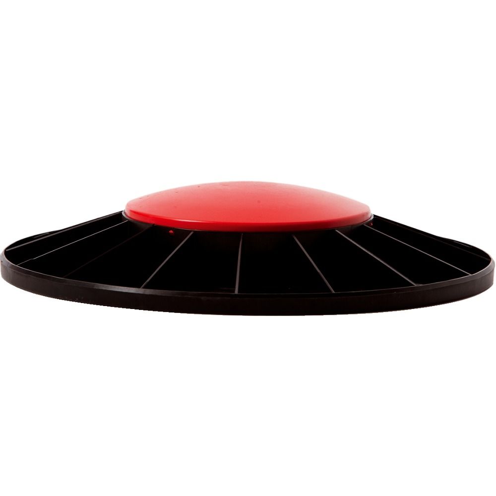 Schwarzes Balance Board mit roter, runder Oberfläche. Die Basis hat eine gezahnte Struktur.