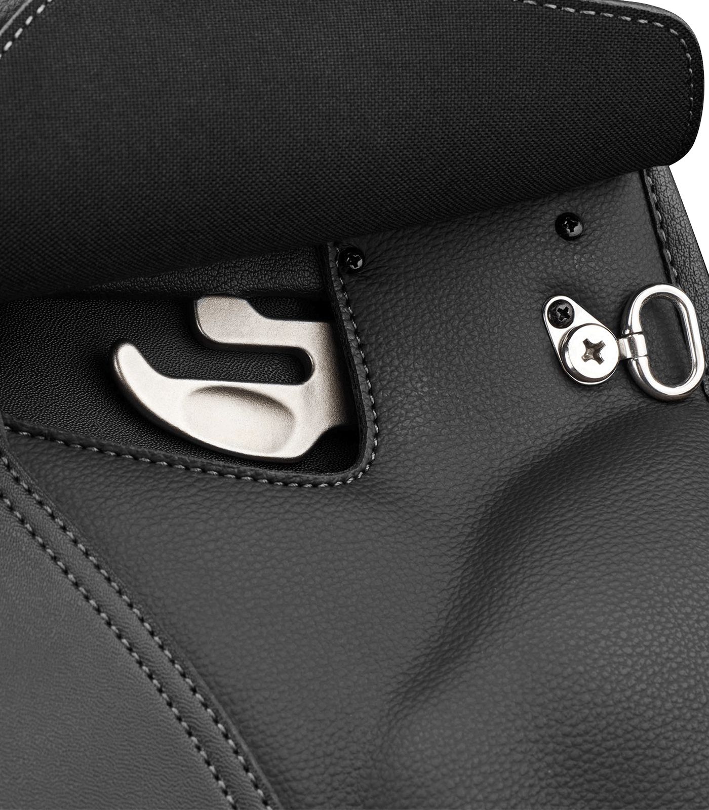 Detailansicht des Sattels. Sichtbar: Steigbügelaufhängung, Schrauben, Leder.