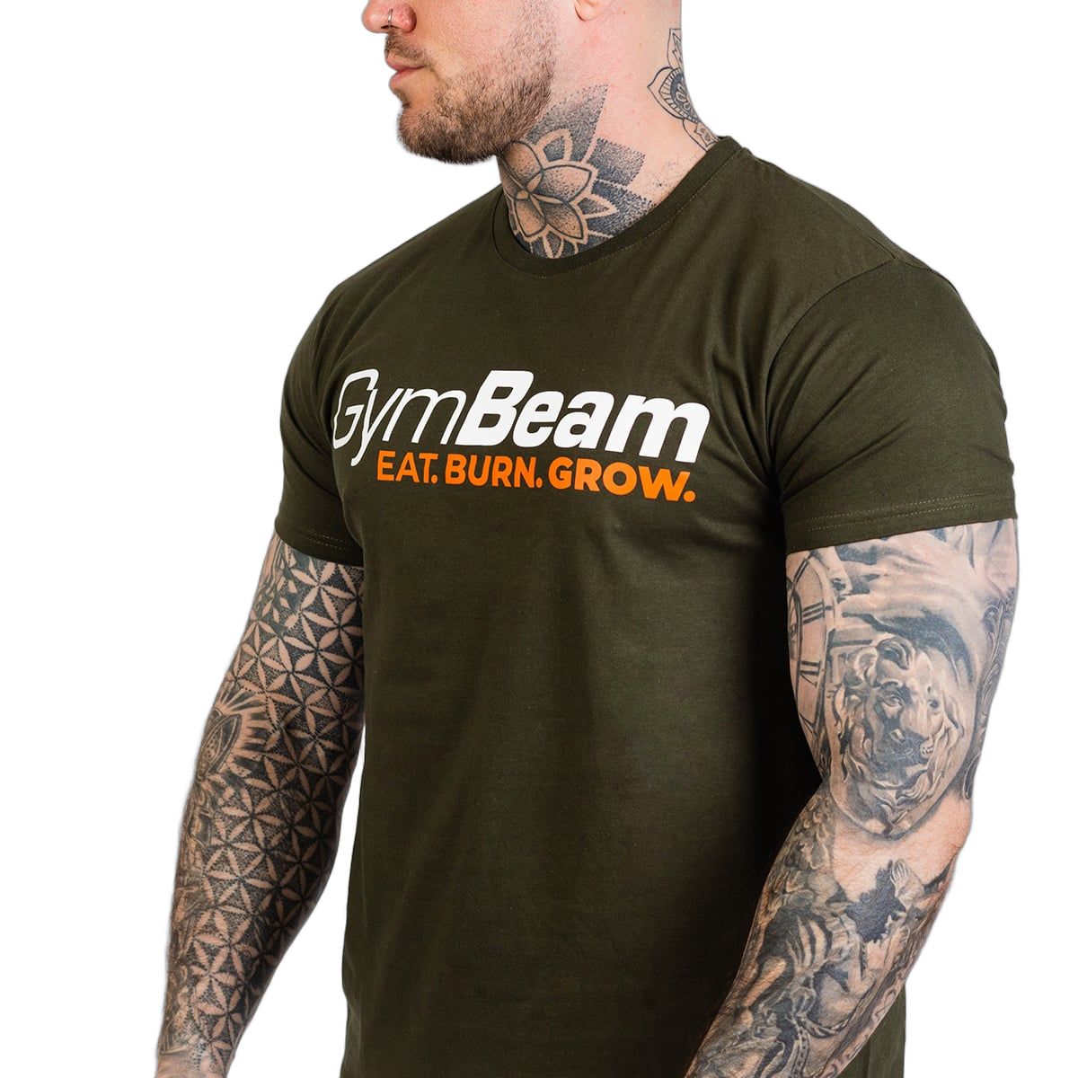 Seitenansicht eines Herren T-Shirts in Militärgrün mit GymBeam Logo.