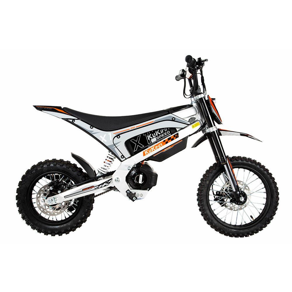 Elektrisches Offroad-Motorrad, Seitenansicht. Schwarz, orange und silber. Marke: KUKIRIN. X1-Logo sichtbar.