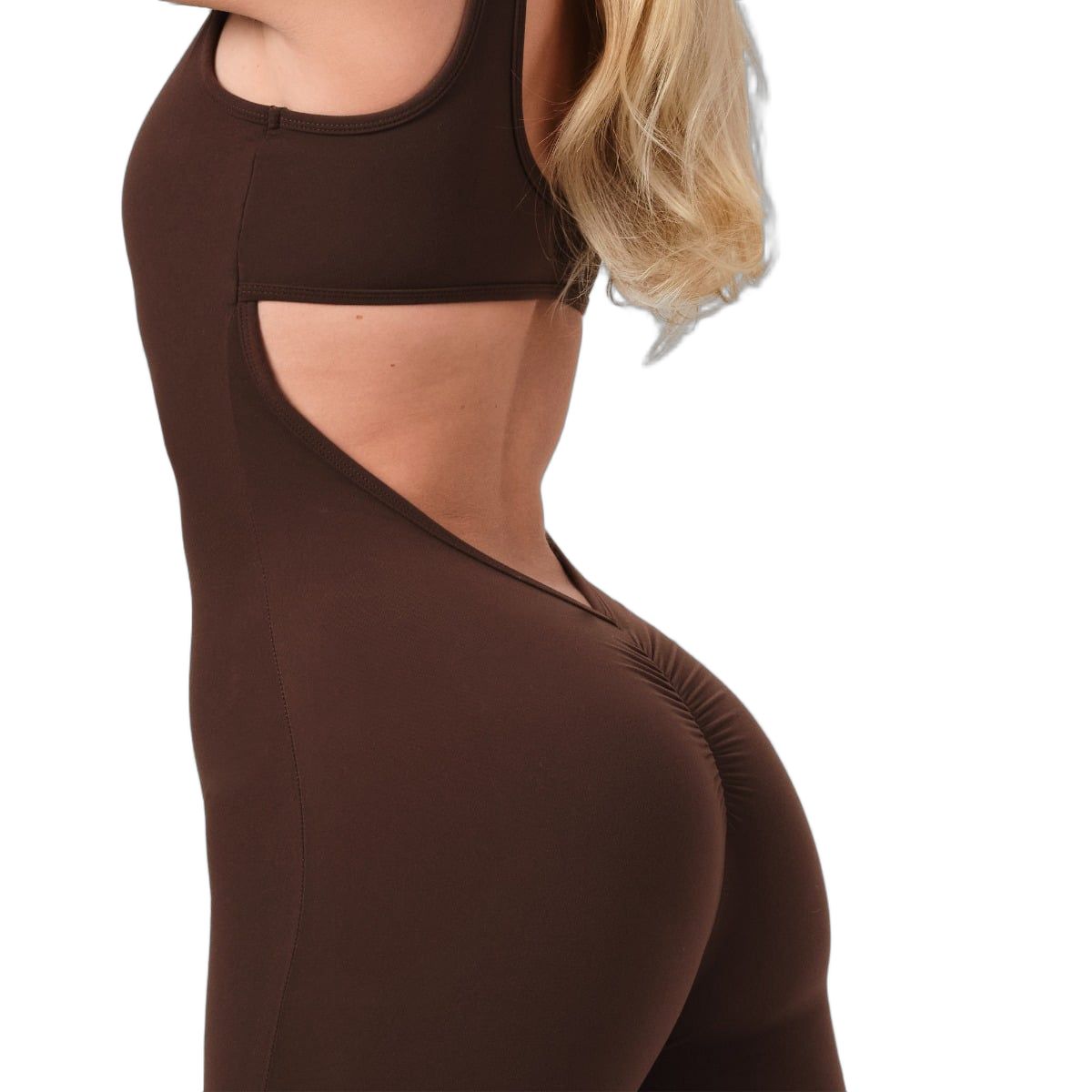 Dunkelbrauner, ärmelloser Damen-Jumpsuit mit tiefem Rückenausschnitt und gerafftem Gesäß.