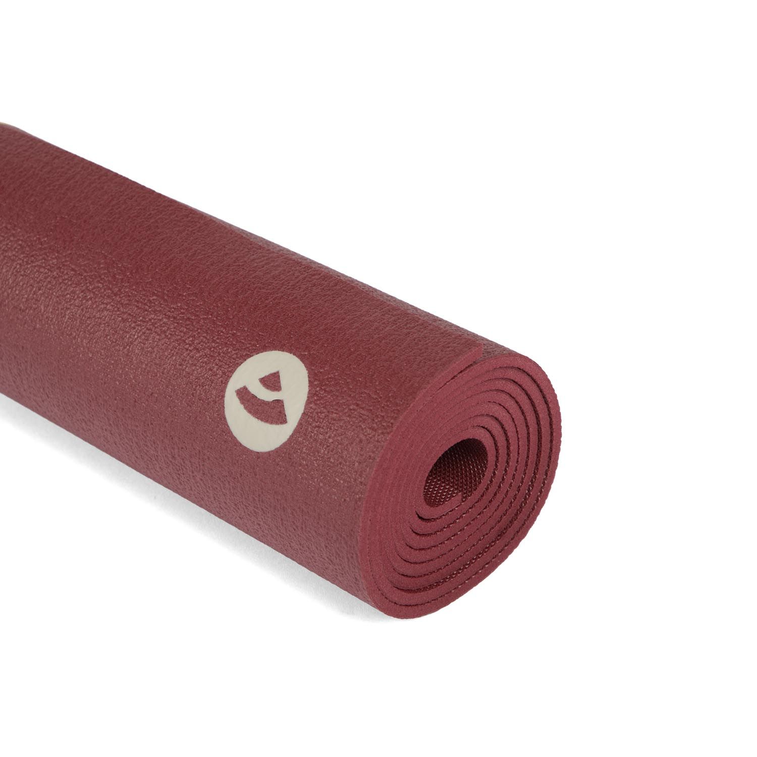 Bordeauxfarbene Yogamatte, aufgerollt. Logo auf der Oberfläche sichtbar.