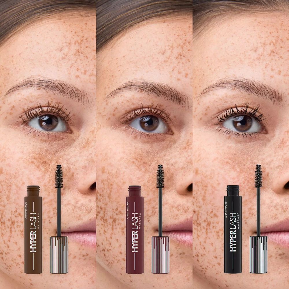 Drei Gesichter mit Mascara-Applikation. Verschiedene Mascaratuben und Bürsten sind zu sehen.