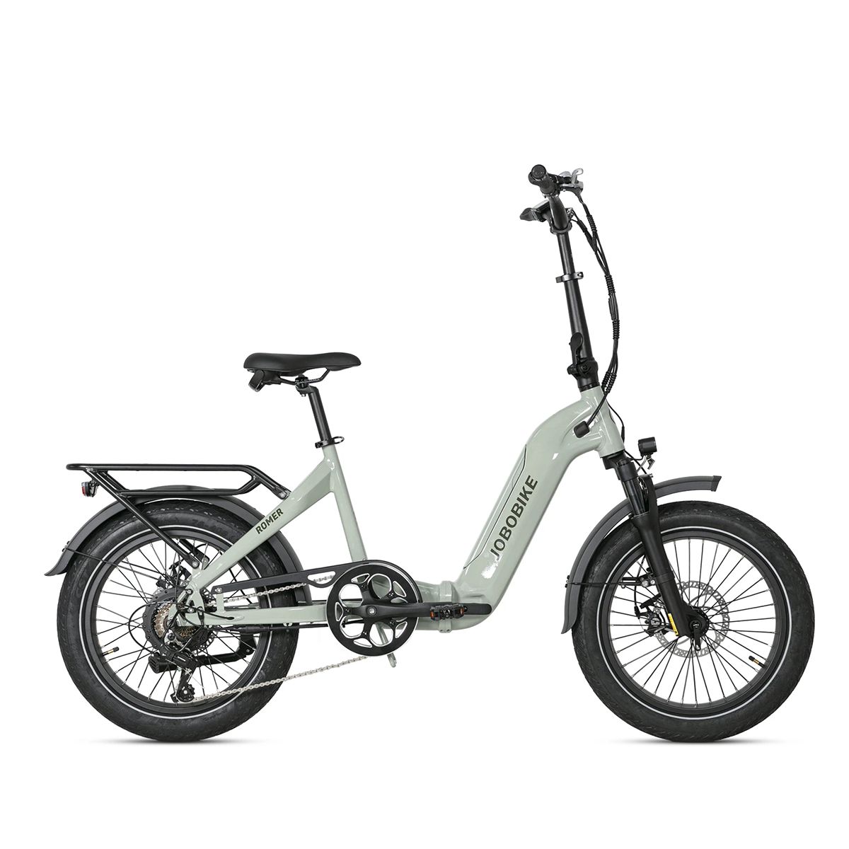 Hellgrünes Elektrofahrrad. Schwarze Reifen, Gepäckträger und Sattel. JOBOBIKE-Logo auf dem Rahmen. Weißer Hintergrund.