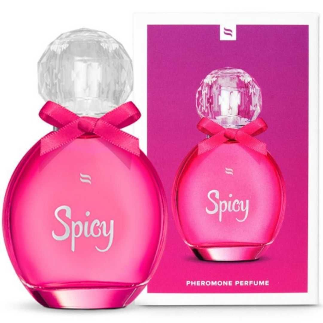 Pinkfarbener Flakon mit Verpackung. Flakon mit transparentem Deckel und Schleife. Schriftzug "Spicy".