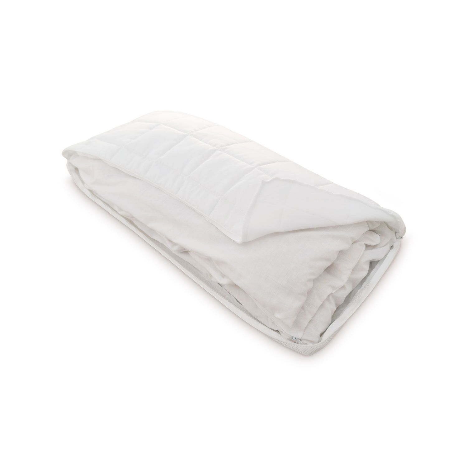 Gefaltetes, weißes Kissen mit Steppung. Reißverschluss sichtbar.