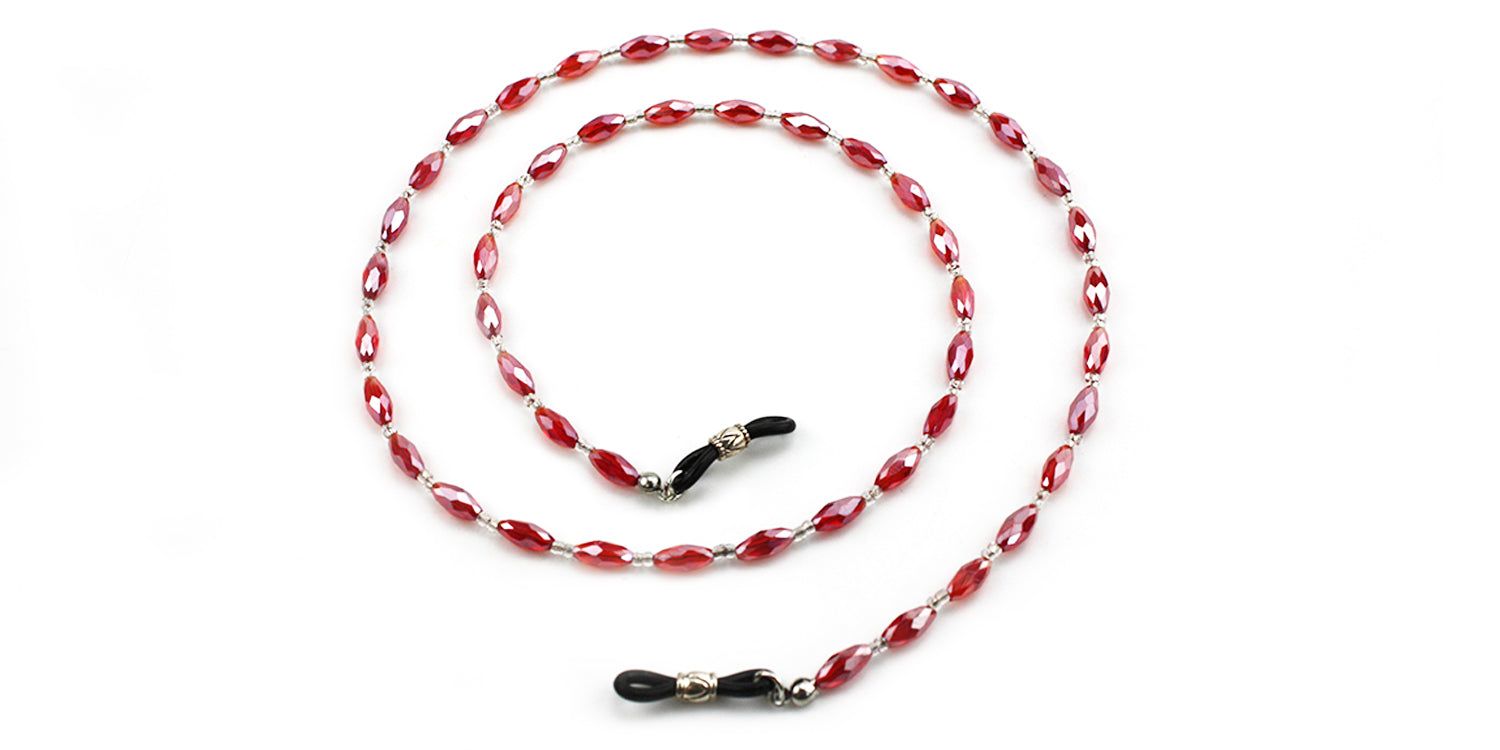 Brillenkette mit roten, ovalen Perlen und silberfarbenen Verbindungsstücken. Schwarze Gummischlaufen zur Befestigung an der Brille.
