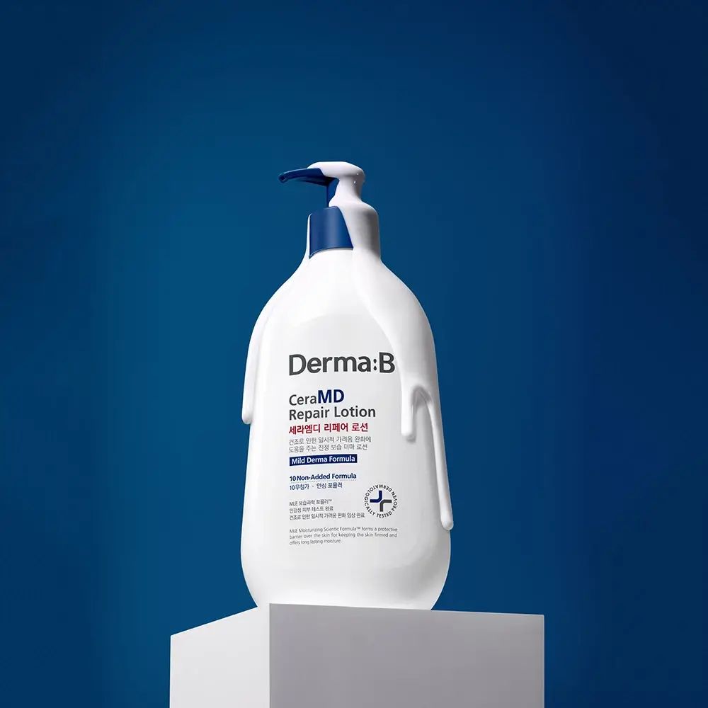 Weiße Flasche mit blauem Pumpkopf auf einem Podest. Aufschrift: Derma:B CeraMD Repair Lotion. Lotion läuft herunter.