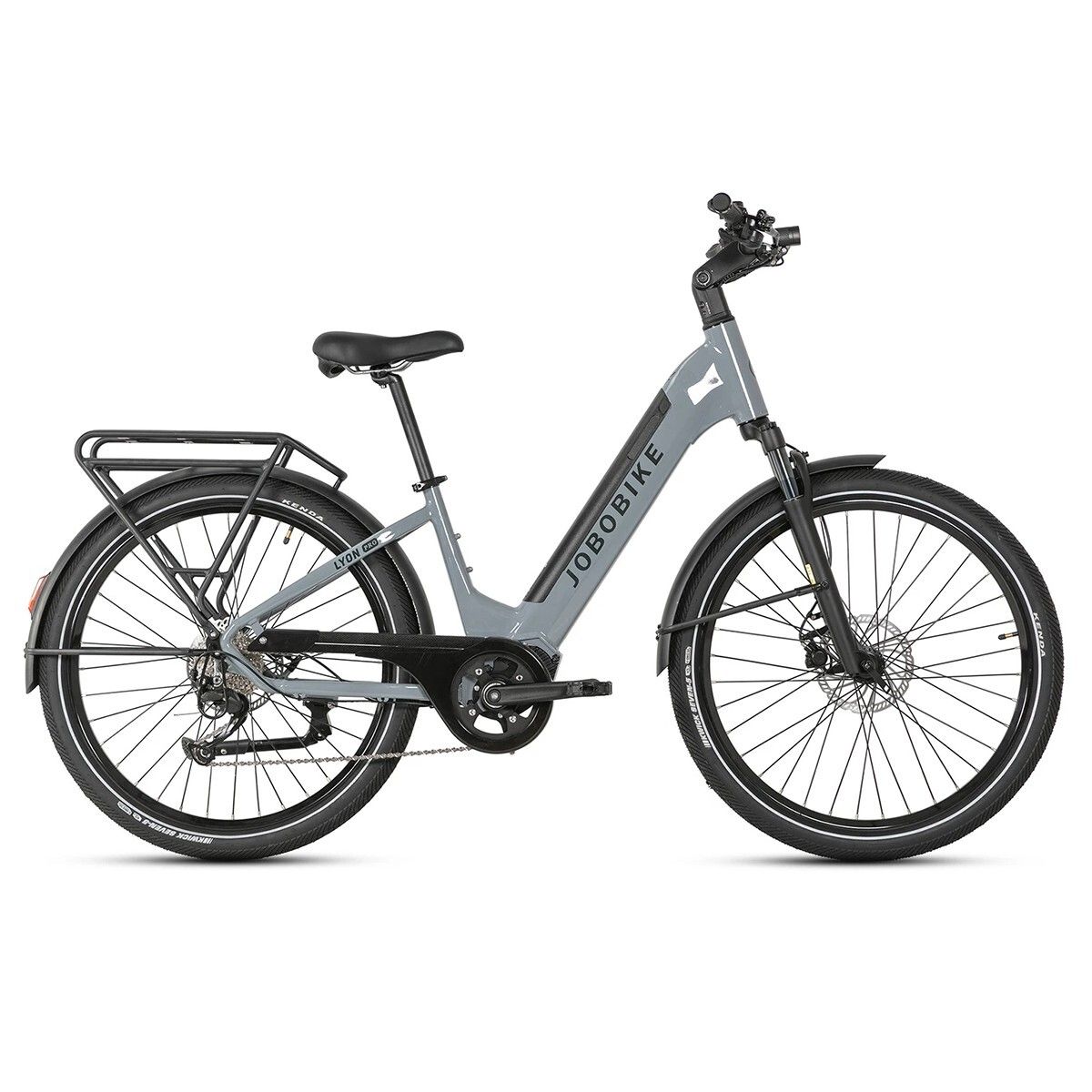Graues Elektrofahrrad mit Gepäckträger. Marke JOBOBIKE am Rahmen. Schwarze Reifen und Schutzbleche.