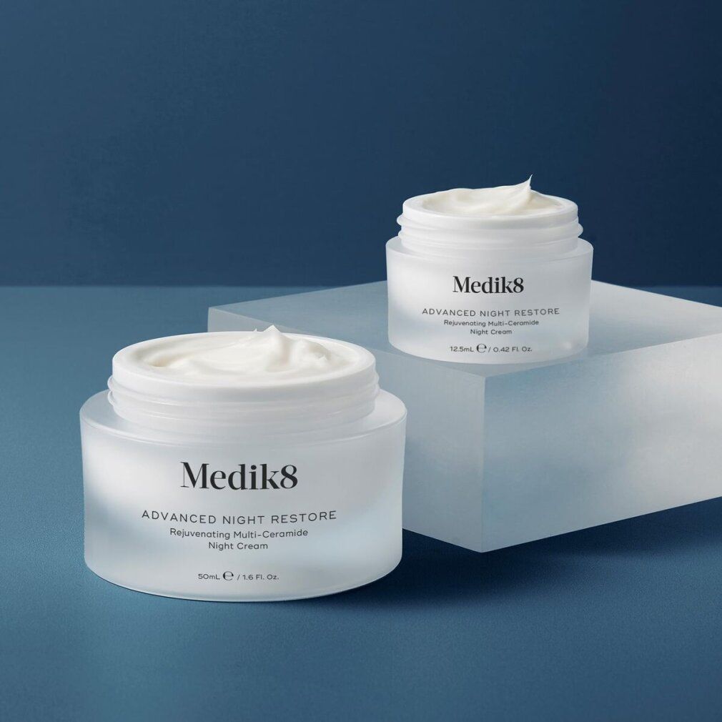 Zwei offene Tiegel mit Creme. Aufschrift: Medik8, Advanced Night Restore. Text: Rejuvenating Multi-Ceramide Night Cream. 50ml/1.6 fl oz. 12.5ml/0.42 fl oz.