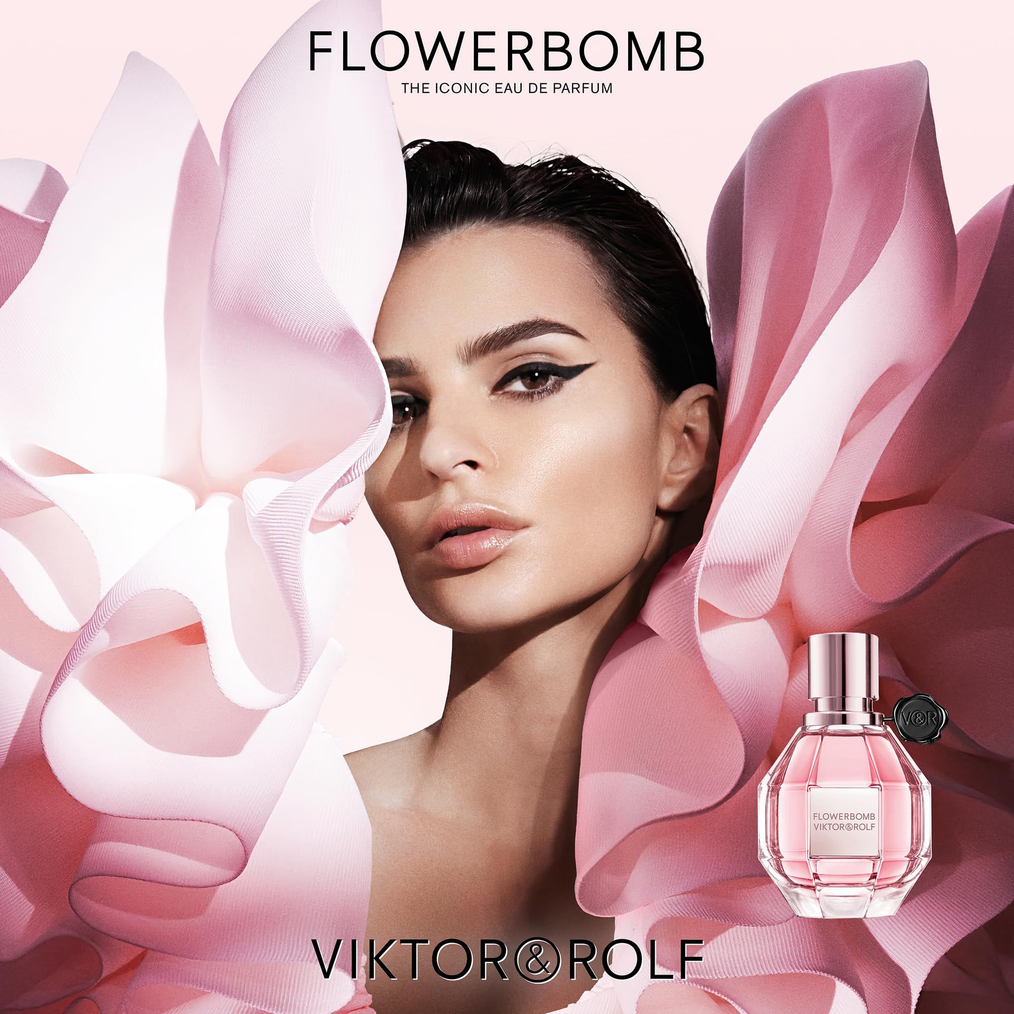 Frau mit Make-up und Parfümflakon. Aufschrift: Viktor & Rolf. Rosa Blüten.